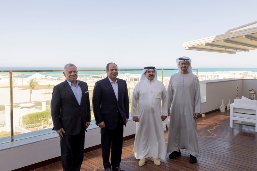 El presidente de Emiratos (primero a la izquierda) durante la reunión en Egipto. (WAM)