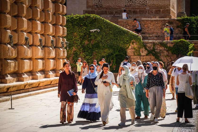 Integrantes de la familia real de Abu Dhabi visitan la Alhambra en Granada. (Ramón L. Pérez / ideal.es)