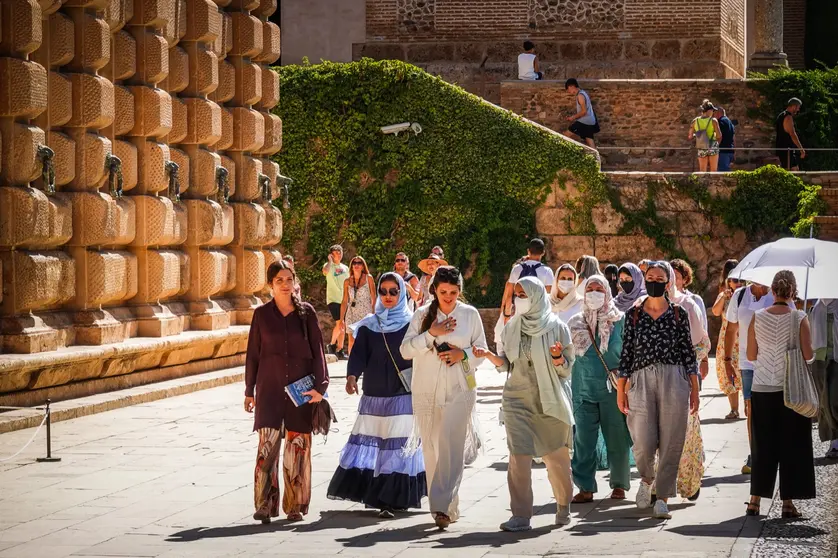 Integrantes de la familia real de Abu Dhabi visitan la Alhambra en Granada. (Ramón L. Pérez / ideal.es)