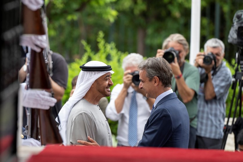El presidente de Emiratos saluda al primer ministro griego. (WAM)