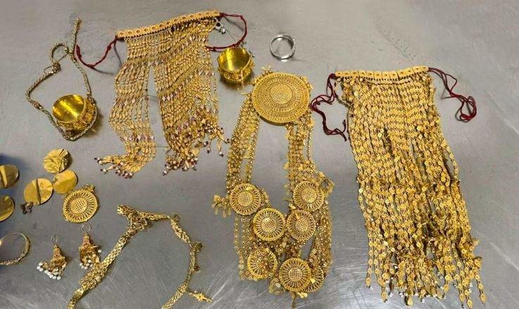 La Policía de Sharjah difundió esta imagen del oro confiscado.