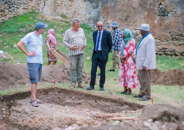 El ministro de Turismo y Patrimonio de Zanzíbar, Simai Mohammed Said, visita el sitio este verano. ( Ministerio de Turismo y Patrimonio de Zanzíbar)