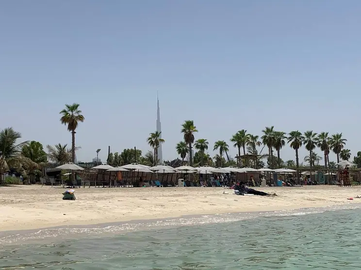 Una playa en Dubai en verano. (EL CORREO)