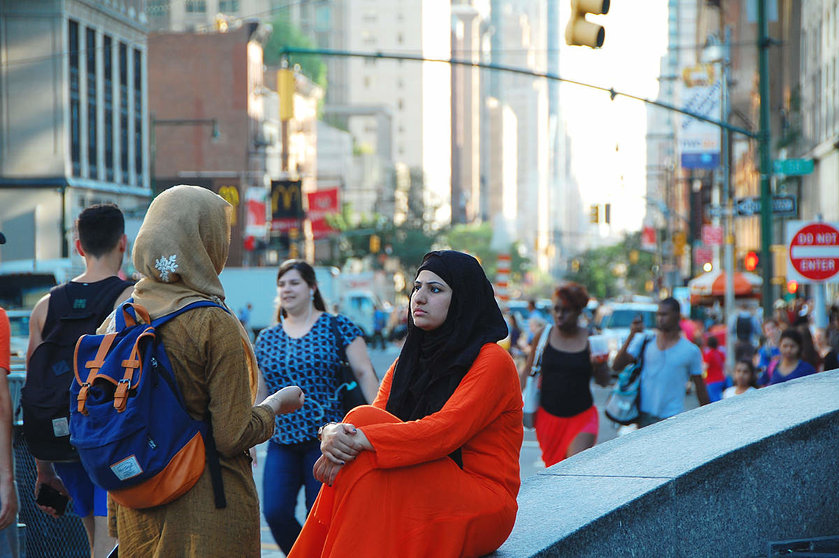 Mujeres musulmanas conversan en las calles de Nueva York. (pxhere.com)