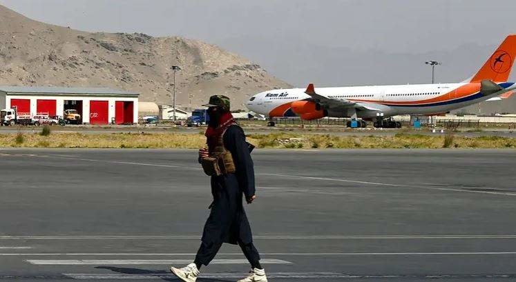 Un talibán en el aeropuerto de Kabul. (Fuente externa)