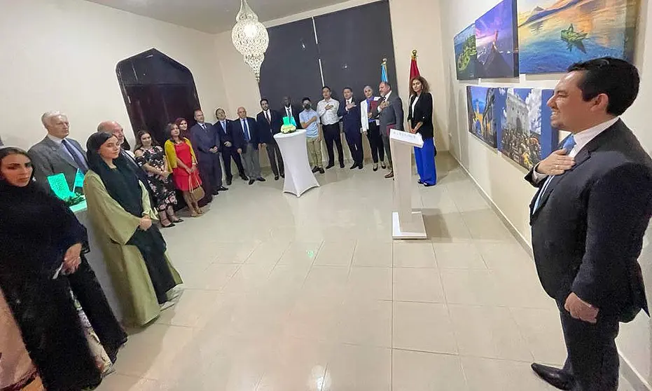 Willy Gómez, embajador de Guatemala en Emiratos Árabes, canta el himno de su país junto a compatriotas y ante autoridades emiratíes y representantes diplomáticos en el acto celebrado en Abu Dhabi por el 201 Aniversario de la Independencia. (EL CORREO)