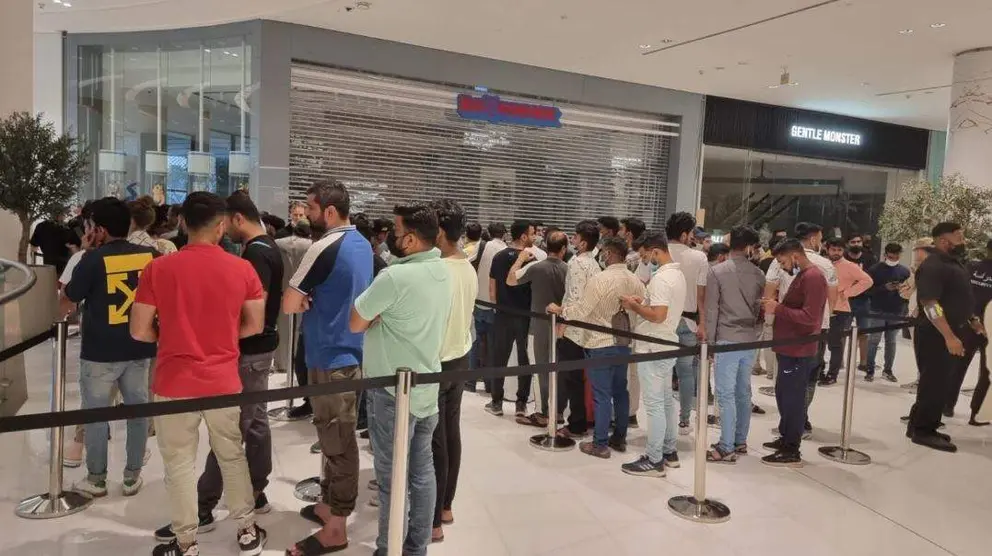 Colas ante la tienda de Apple del Dubai Mall. (Fuente externa)