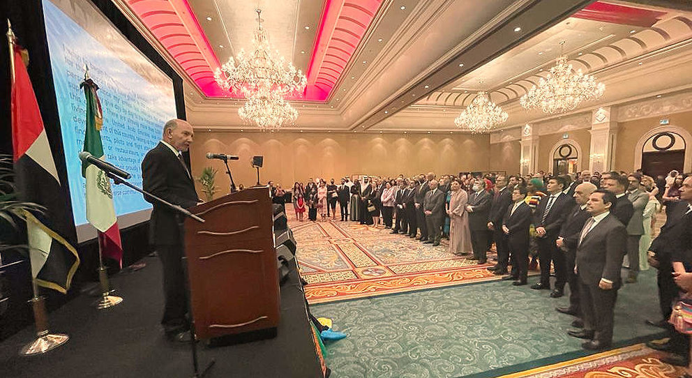 El embajador de México en Emiratos Árabes, Luis Alfonso de Alba, habla en español ante los cientos de invitados a la celebración del Día Nacional de su país en Abu Dhabi. (EL CORREO)