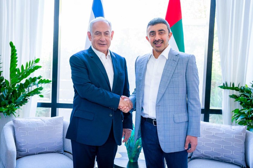 El ministro emiratí de Exteriores con Netanyahu. (WAM)