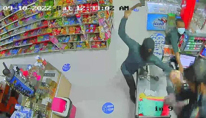 Una captura de pantalla de una de las cámaras de seguridad de las tiendas durante el robo. (Policía de Ras Al Khaimah)