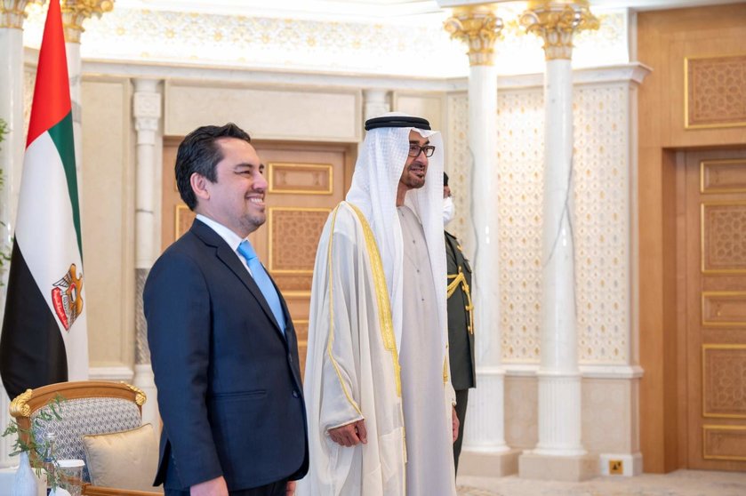 El presidente de Emiratos junto al embajador de Guatemala. (WAM)