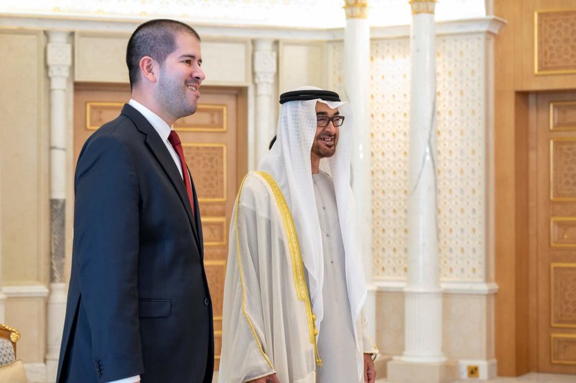 El presidente de EAU y el  embajador Agüero. (WAM)