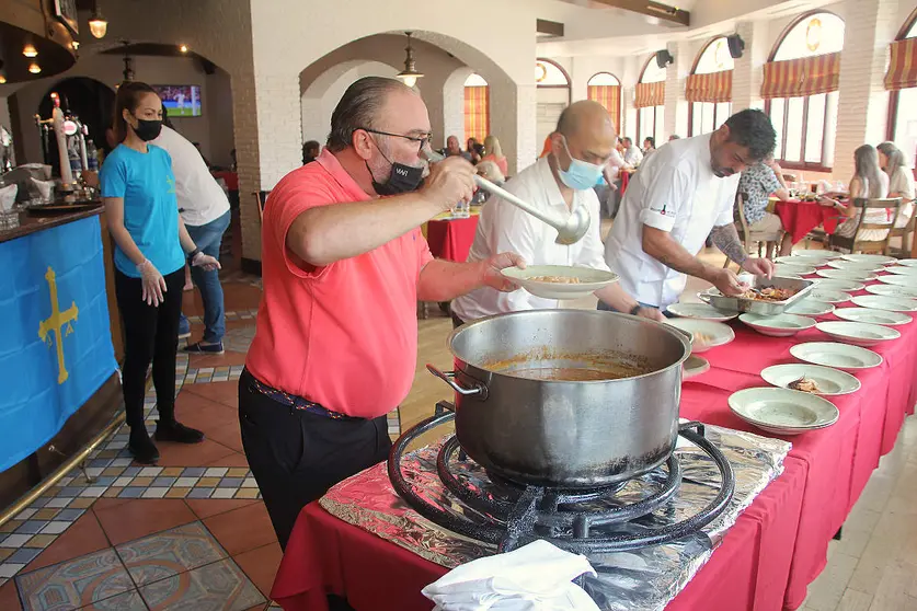 La fabada con sus avíos triunfó en el Seville's de Dubai bajo la bandera de Asturias. (EL CORREO)