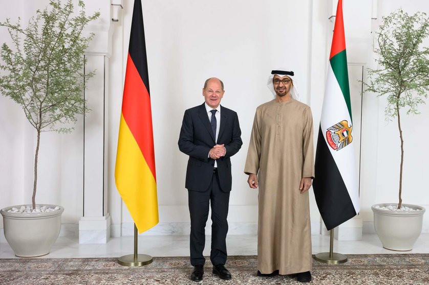 El presidente emiratí y el canciller alemán en Abu Dhabi este domingo. (WAM)