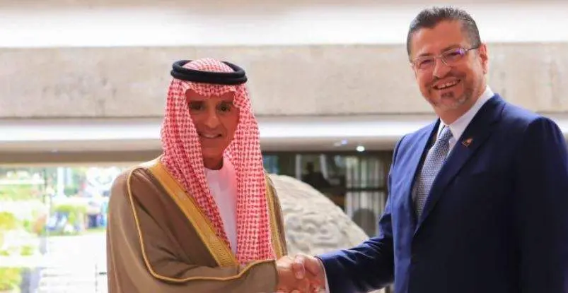El presidente de Costa Rica junto al ministro saudí. (Twitter)