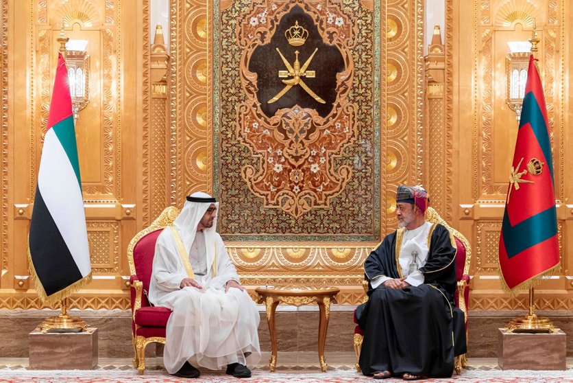 El presidente de Emiratos junto al sultán de Omán este martes. (WAM)