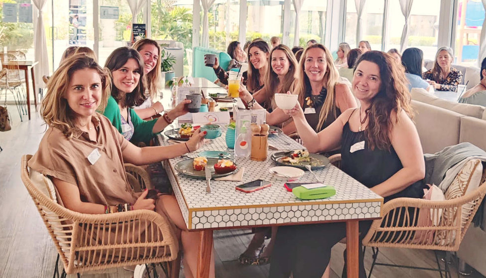 Integrantes de 'Españolas Abu Dhabi' saludan la nueva temporada durante el primer desayuno. (EL CORREO)