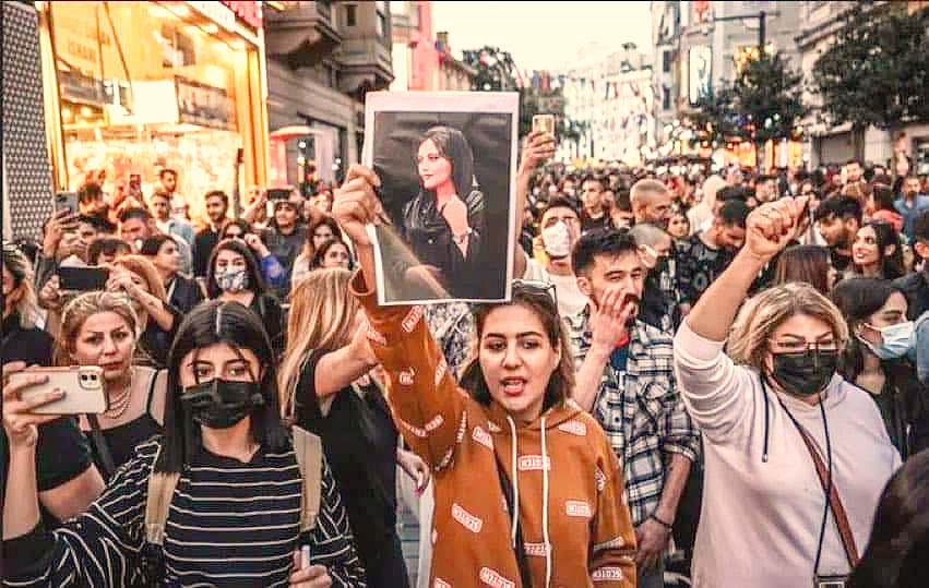 Mujeres protestan en Irán por el asesinato de la joven Mahsa Amini. (Twitter)