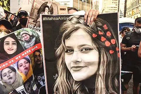 El hashtag persa tendencia en apoyo de #MahsaAmini ha sido retuiteado más de 150.000.000 de veces y sigue sumando. (@Omid_M)