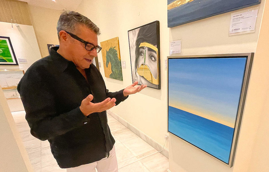 El artista mexicano José Toledo explica el sentido de su obra 'Amanecer'. (EL CORREO)