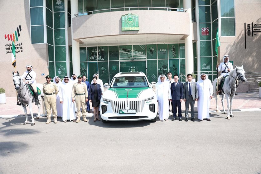 Presentación del coche eléctrico de la Policía de Dubai. (Twitter de Dubai Police)