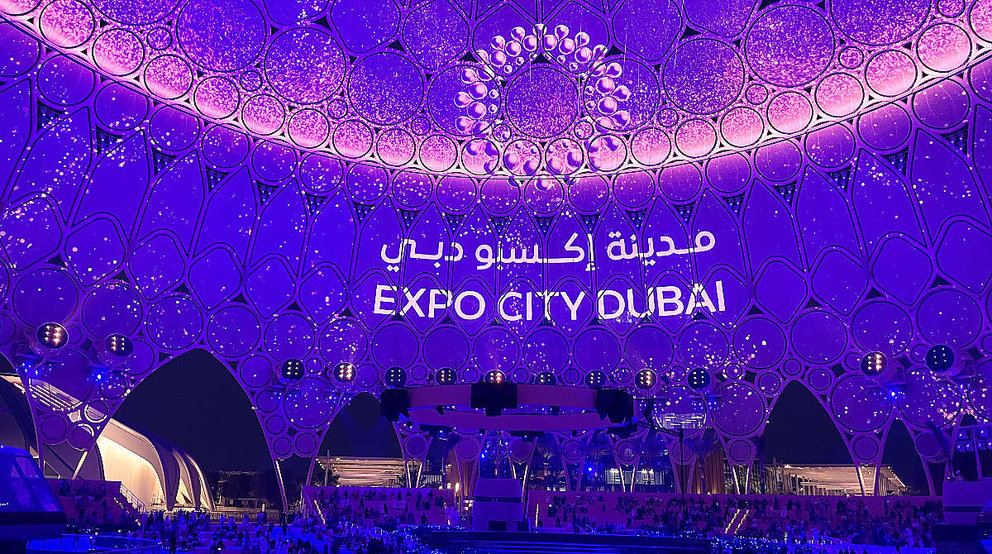 El nombre y el logo de Expo City Dubai proyectado en la cúpula de la Plaza de Al Wasl durante la espectacular inauguración. (EL CORREO)