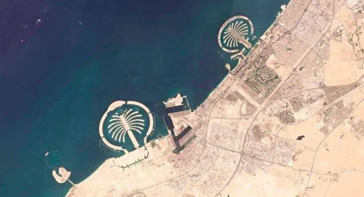 A la izquierda la isla de La Palmera en Jebel Ali. (Planet Labs)