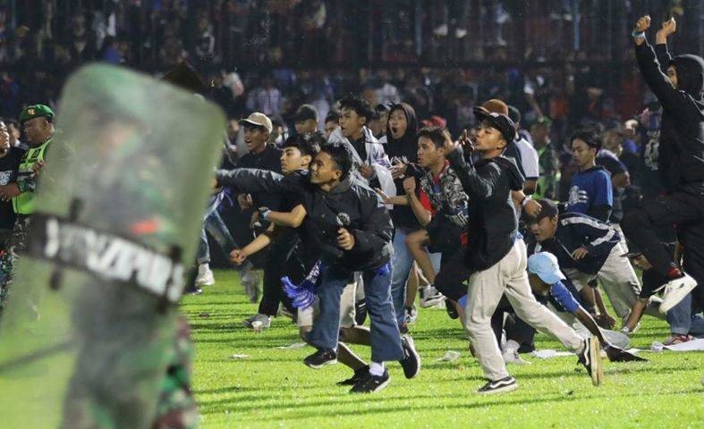 Una imagen de los aficionados en el campo de fútbol indonesio. (Fuente externa)
