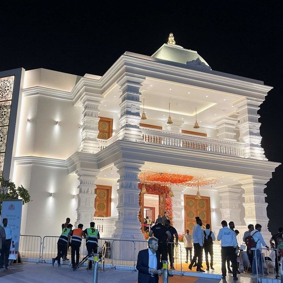 Vista exterior del nuevo templo hindú. (Twitter)