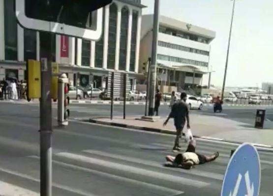 Una captura del vídeo que muestra al hombre acostado. (Twitter)