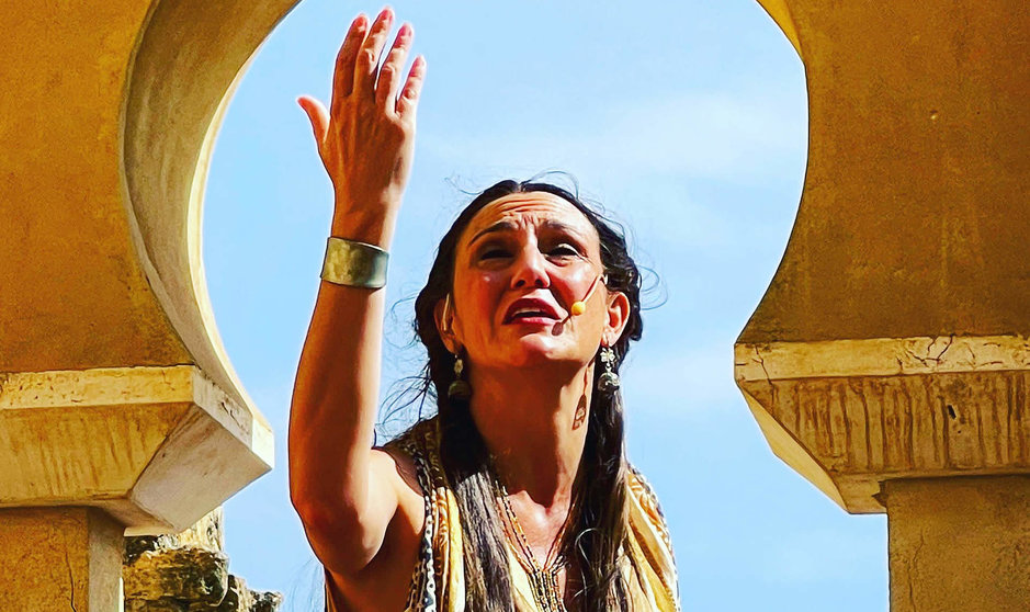 La actriz Marina Devesa, el pasado 2 de octubre en el yacimiento arqueológico de Medina Azahara (Córdoba) durante una de las escasas conmemoraciones de la efeméride de ‘El collar de la paloma’. (@antoniomanuel__)