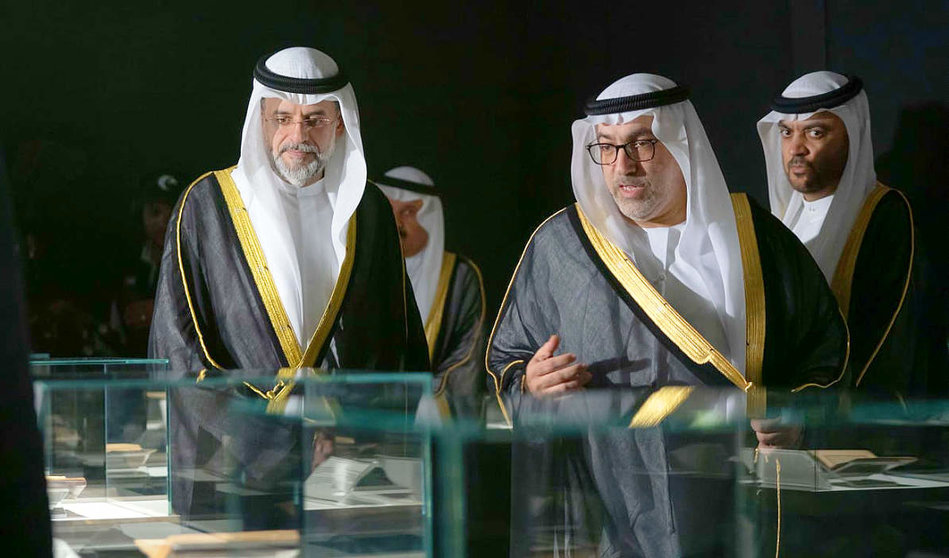 Su Alteza el jeque Sultán Bin Mohammed Bin Sultán Al Qasimi, príncipe heredero de Sharjah, junto al ministro de Salud y Protección de la Sociedad de Emiratos Árabes, Abdul Rahman bin Mohammed Al Owais, durante la X Bienal de Caligrafía. (EL CORREO)