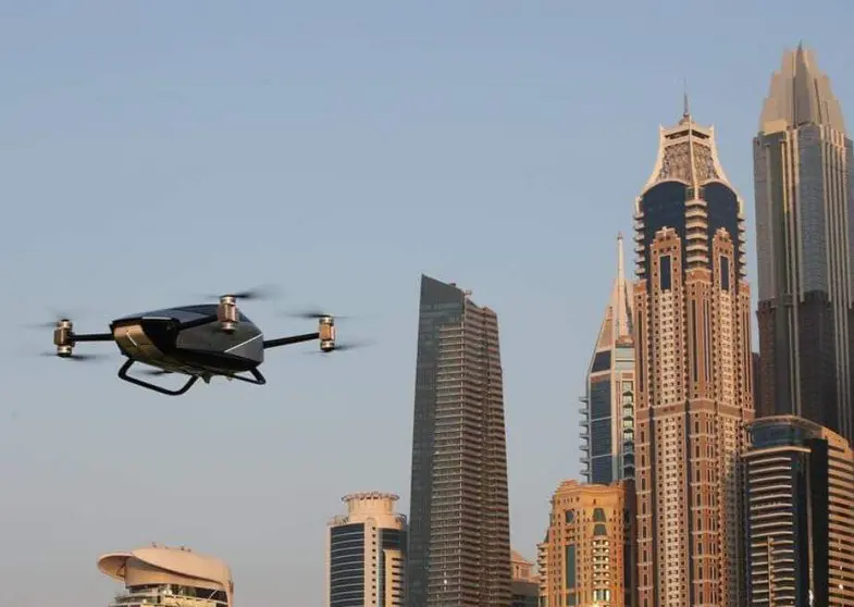 El coche volador sobre Dubai Marina. (Twitter)