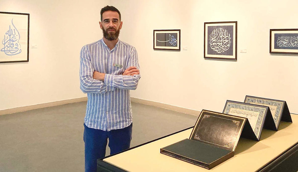 Pablo Casado, junto a obras que expone en el Museo de la Caligrafía de Sharjah. (Ángeles)