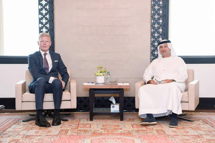 Anwar Gargash, asesor diplomático del presidente de EAU, y Hans Grundberg, enviado especial de las Naciones Unidas (ONU) para Yemen. (WAM)