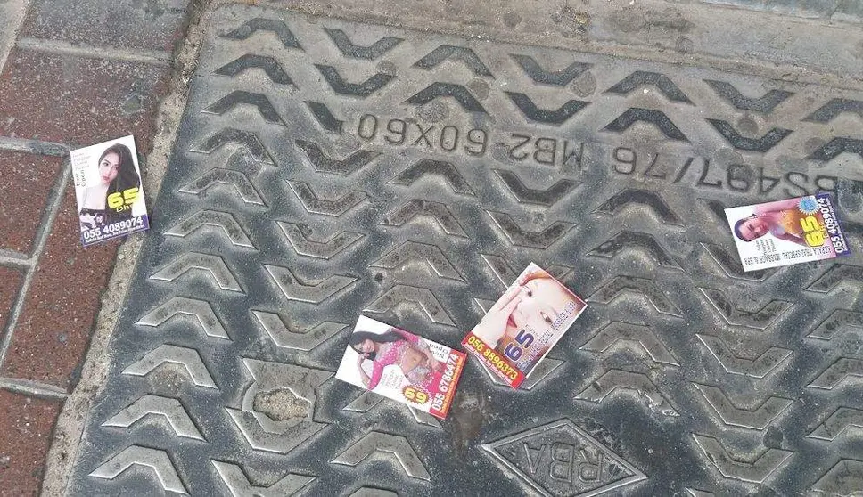 Tarjetas de masajes falsos en una calle de Dubai. (EL CORREO)