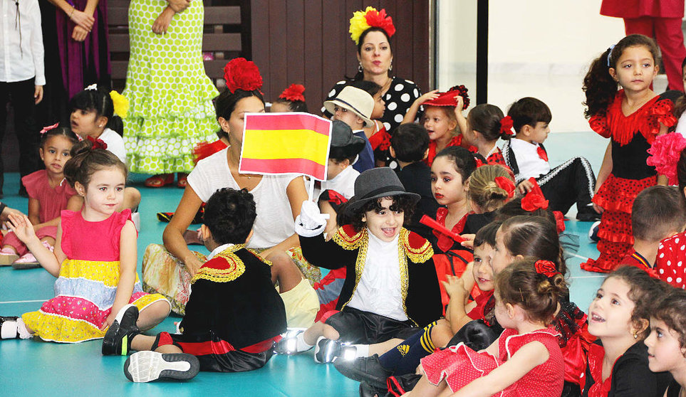 Ambiente cien por cien español entre los alumnos en la celebración del Día de la Hispanidad 2022 en The Spanish School of Abu Dhabi. (EL CORREO)