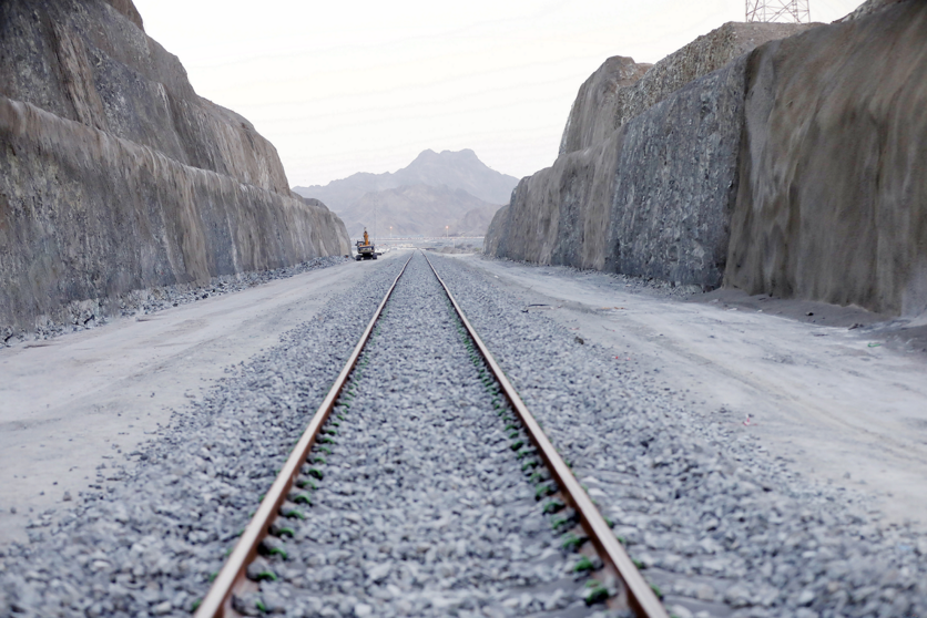 Un tramo de la vía entre las montañas de Emiratos. (WAM)