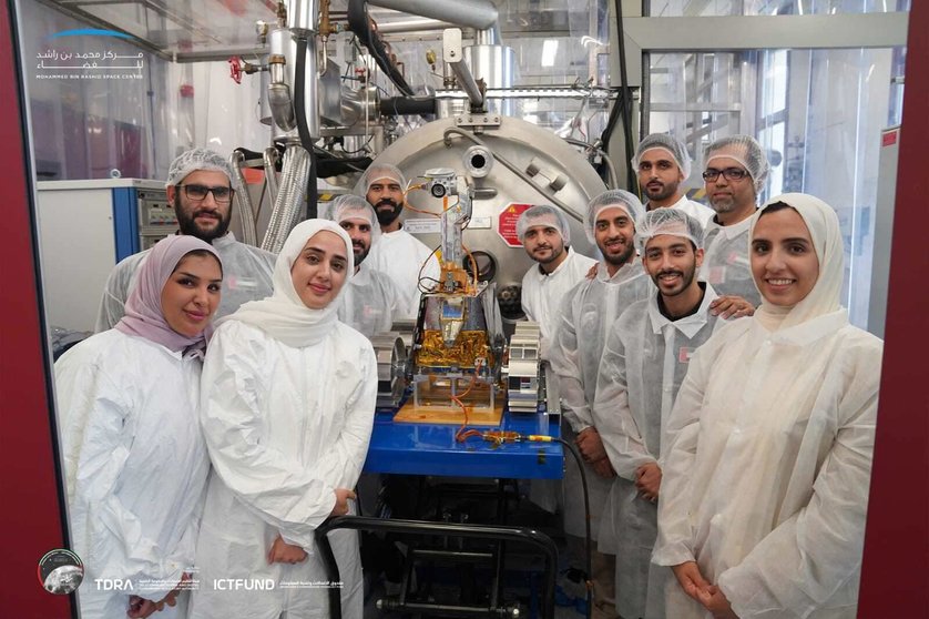 El equipo implicado en el robot lunar Rashid de fabricación emiratí. (WAM)
