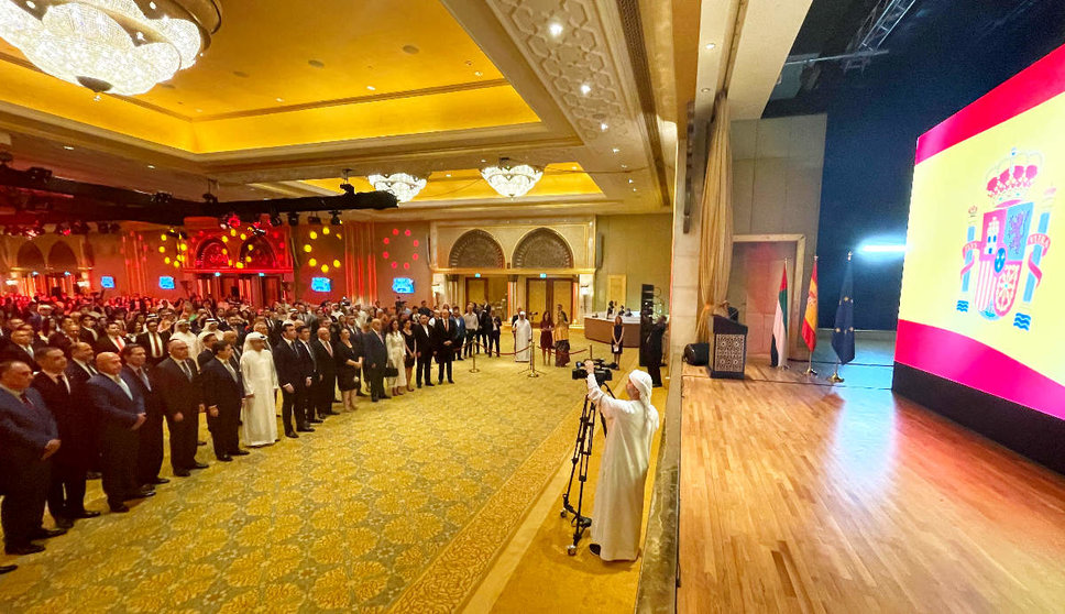 Los cientos de asistentes escuchan el Himno de España en la Fiesta Nacional celebrada el 12 de octubre de 2022 en el Emirates Palace de Abu Dhabi. (EL CORREO)