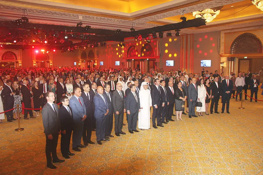 Espectacular perspectiva de los más de mil asistentes a la Fiesta Nacional de España en el Emirates Palace de Abu Dhabi en 2022. (EL CORREO)
