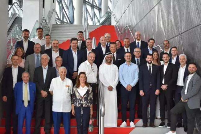Foto de familia tras la reunión de la Euroliga con representantes de Emiratos Árabes Unidos. (EUROLEAGUE BASKETBALL)