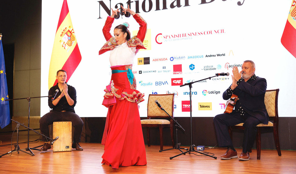 El percusionista Víctor Sanjuán, la bailaora Raquel Reina y el cantante y guitarrista Keco Fontana, sobre el escenario del Emirates Palace.
(SBC)
