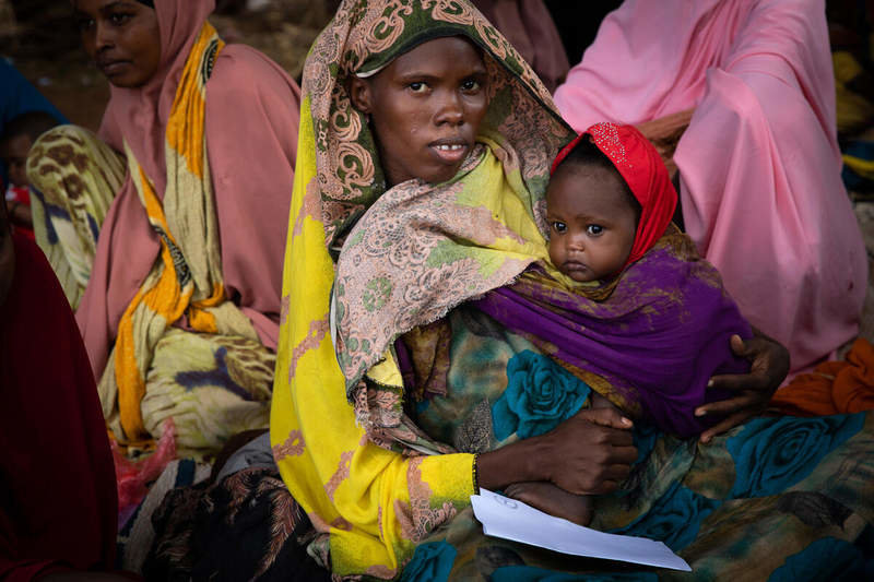 Una mujer con su hijo en Somalia. (Programa Mundial de Alimentos)