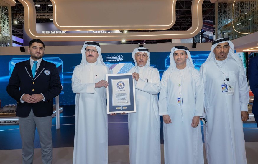Autoridades de la RTA de Dubai con el récord Ginness conseguido. (WAM)