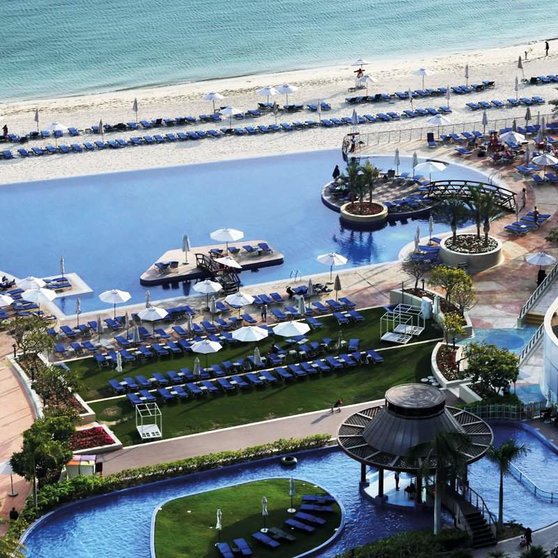 Playa privada del Hotel Dukes Dubai. (Twitter)