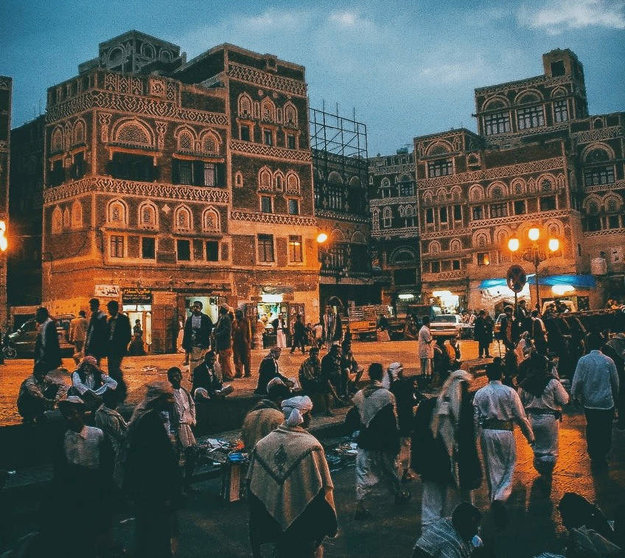 Yemeníes recorren las calles de Saná. (@its_yemen)