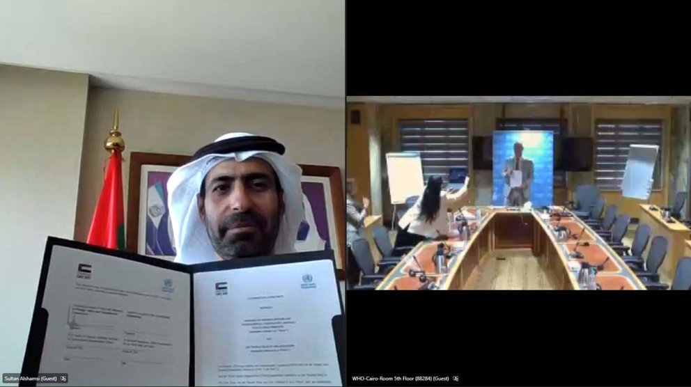 Un funcionario emiratí muestra el acuerdo firmado con la OMS para el hospital palestino. (WAM)