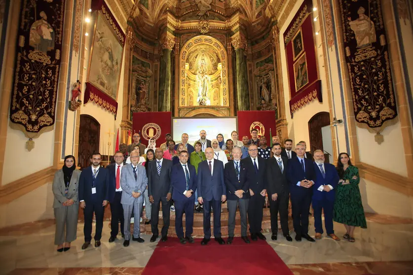 Foto de familia entre representantes de la UCAM y DIHAD. (Cedida)