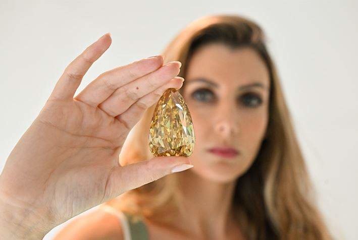 Una modelo presenta el diamante. (The Golden Canary)